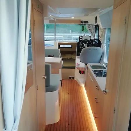 Koolhouse Boat 船上ホテル ヴィラ・ノーヴァ・デ・フォス・コア