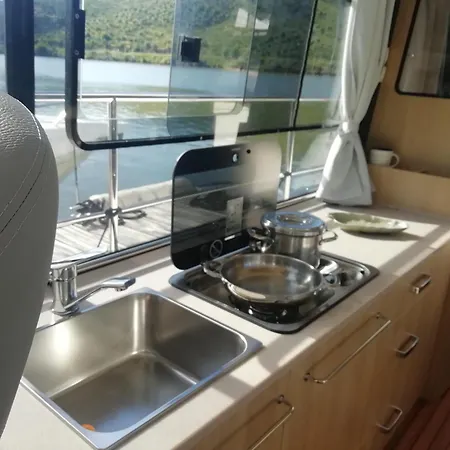 Koolhouse Boat 船上ホテル ヴィラ・ノーヴァ・デ・フォス・コア