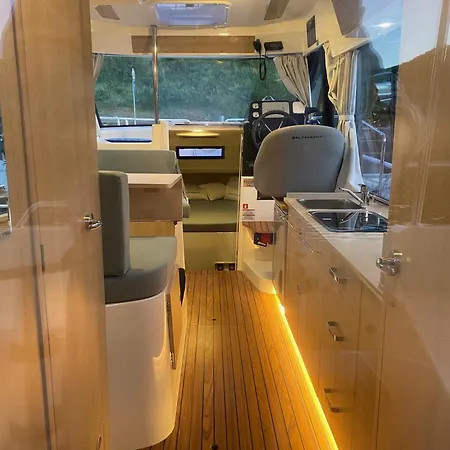 Koolhouse Boat 船上ホテル