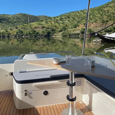 Koolhouse Boat 船上ホテル *