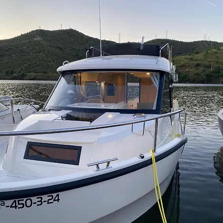 Koolhouse Boat 船上ホテル ヴィラ・ノーヴァ・デ・フォス・コア