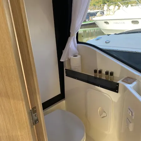 Koolhouse Boat 船上ホテル ヴィラ・ノーヴァ・デ・フォス・コア