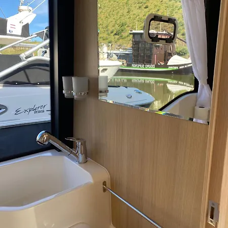 Koolhouse Boat Båthotell *